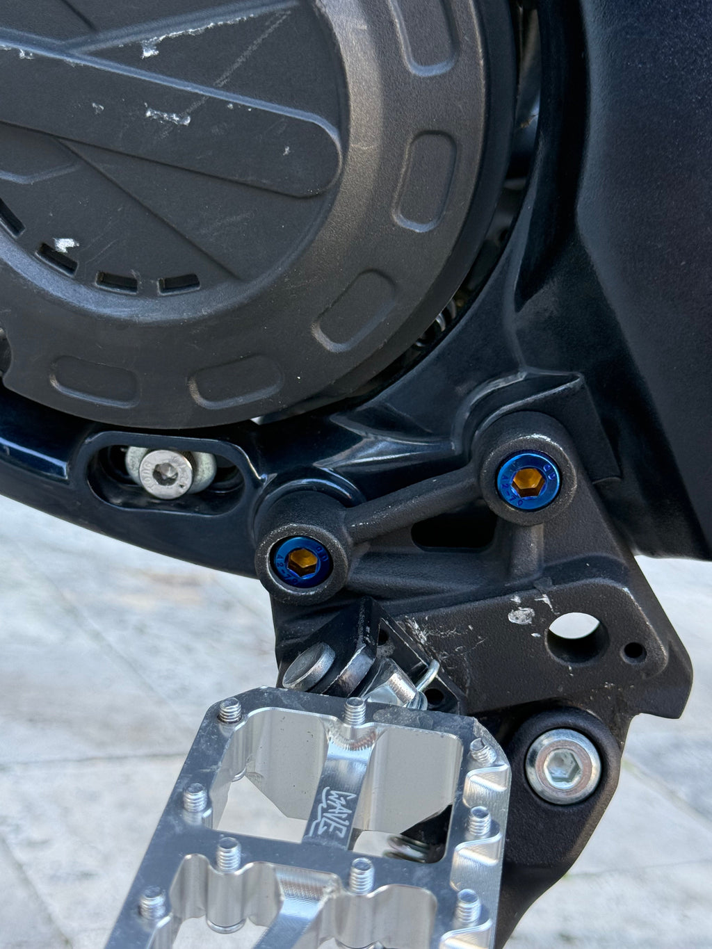 TALARIA X3 PEG BRACKET TITANIUM BOLTS